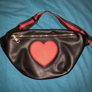 BLACK W/HEART FANNY PACK. NEW NEW